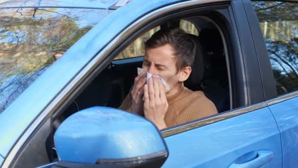 Conductor sopla nariz en servilleta de papel sentado en cabina de coche — Vídeo de stock