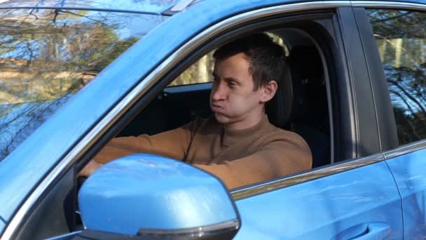 El conductor del hombre siente estrés y depresión por la avería del coche — Vídeo de stock