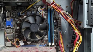 Parçalanmış tozlu sistem ünitesi. Mans bir vantilatör kaydırır