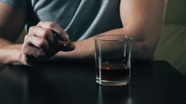 Genç sarhoş adam evlilik yüzüğüne bakar ve boşanmaya karar verir.