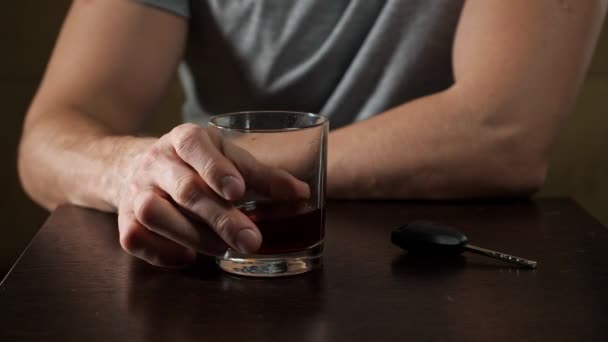 Tipsy hombre bebe un vaso de alcohol y decide conducir coche — Vídeo de stock