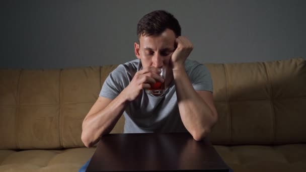 Jovem homem tonto bebe álcool tentando resolver problemas — Vídeo de Stock