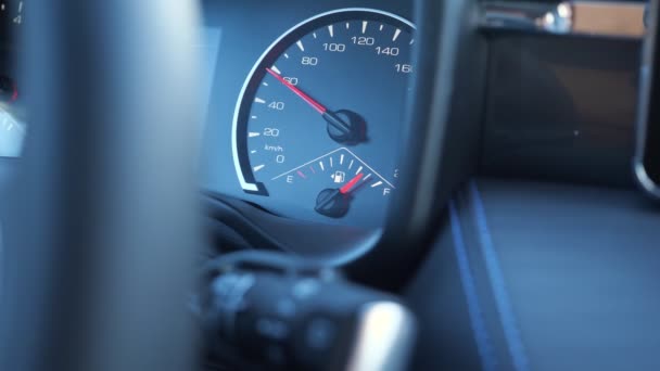 Стрілка спідометра показує швидкість руху автомобіля — стокове відео