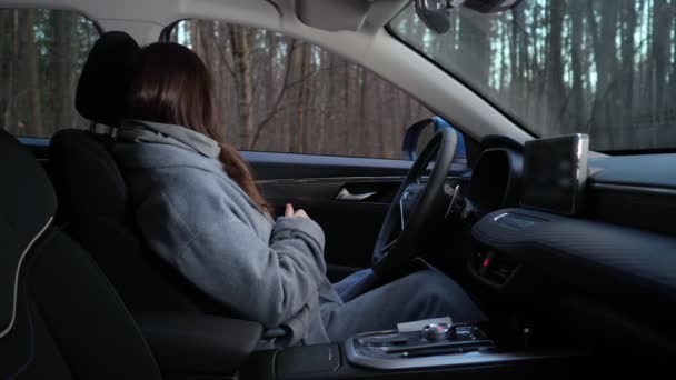Pani kierowca zapina pasy siedząc przy kierownicy samochodu — Wideo stockowe
