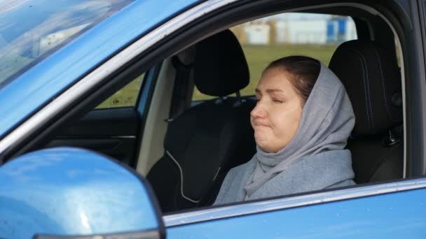 Señora conductor se sienta en el coche deprimido en sombrío día de otoño — Vídeo de stock