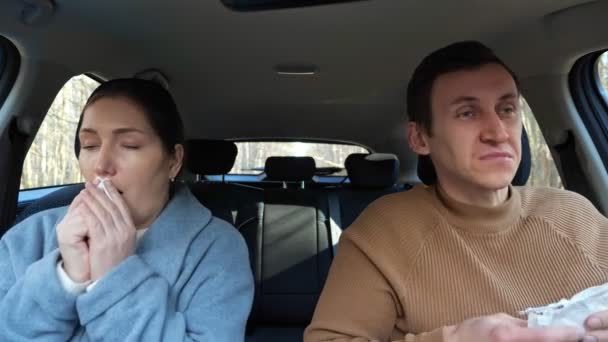 Cuplul răcește în timpul călătoriei și strănută la nesfârșit — Videoclip de stoc
