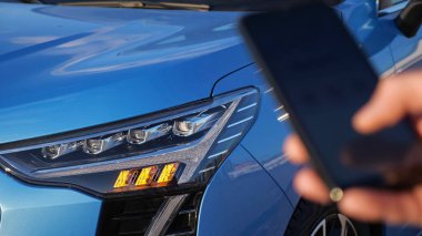 Sürücü arabayı kontrol eder ve sinyalleri akıllı telefon kullanarak kaldırır