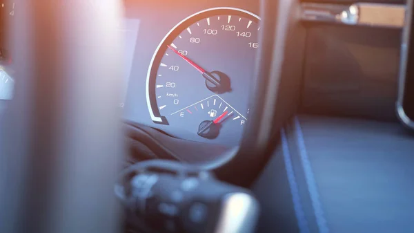 Seta do velocímetro mostra a velocidade de condução do carro — Fotografia de Stock