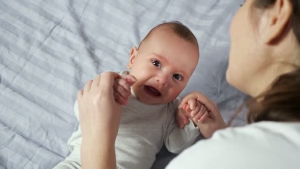 Ung mor försöker lugna ner gråter högt baby pojke — Stockvideo