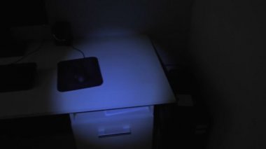 Hırsız, uyuyan kadın sahibiyle yatak odasında para arıyor.