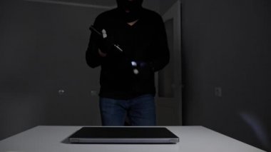 Maskeli hırsız, daireden dizüstü bilgisayar ve mücevher çaldı.