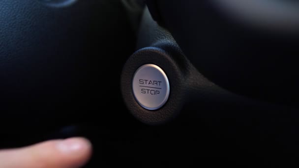 Homem pressiona botão start-stop no painel do automóvel — Vídeo de Stock