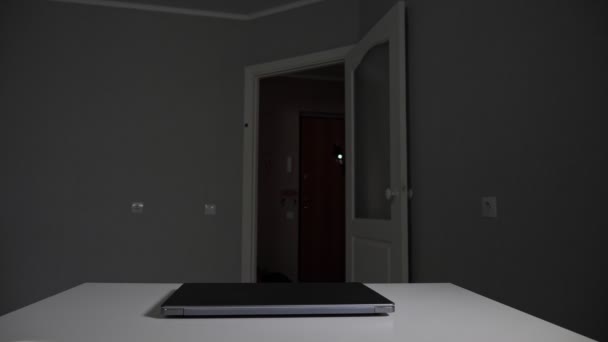 Verkleideter Dieb geht in Wohnung und stiehlt Laptop — Stockvideo