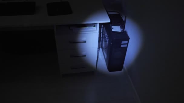 Ladrón camina sobre dormitorio despertando propietario con linterna — Vídeo de stock