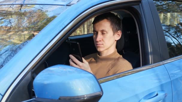 Hombre trata de llamar al servicio de coches para la evacuación de automóviles — Vídeos de Stock