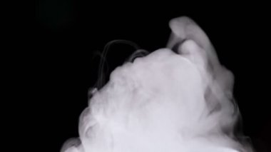 Karanlık stüdyo odasındaki yoğun buhar akışı havaya karışıyor.