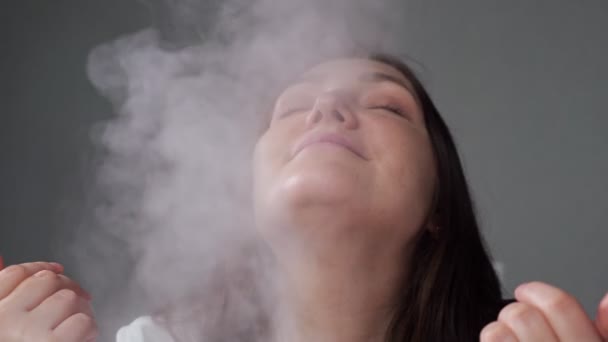 Μελαχρινή γυναίκα απολαμβάνοντας υγρό αέρα από υγραντήρα — Αρχείο Βίντεο
