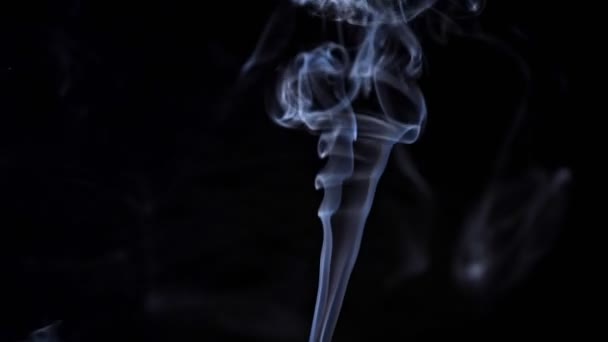 Nebezpečný kouř stoupá z nezřetelné svíčky v místnosti — Stock video