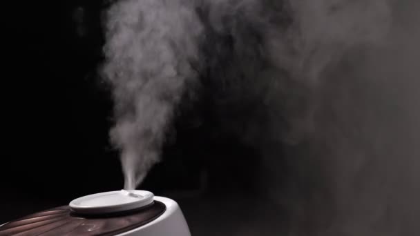 Vapores de umidificador de ar fluxo de vapor na sala de estúdio escura — Vídeo de Stock