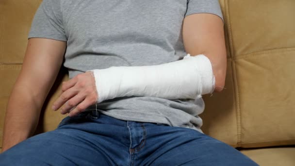 Finger beschädigter Vorderhand bewegen sich in weißem Gips-Verband — Stockvideo