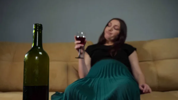 술을 마시는 불결 한 여자에 대한 포도주 병 — 스톡 사진