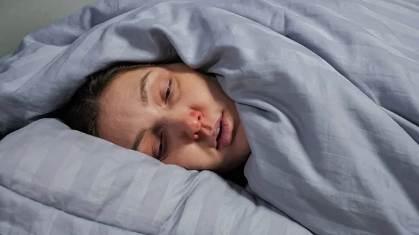 Mujer joven no puede conciliar el sueño debido a la tos severa — Foto de Stock