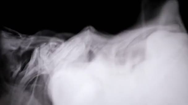 Товста парова хмара випаровується в повітрі від зволожувача — стокове відео