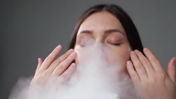 Wanita melakukan terapi uap dengan humidifier duduk di kamar — Stok Video