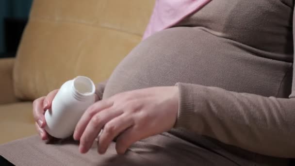 Senhora muçulmana grávida bebe vitamina preparando para o parto — Vídeo de Stock