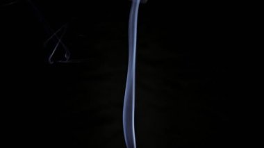 Stüdyoda meditasyondan sonra sönmüş mumun dumanı.