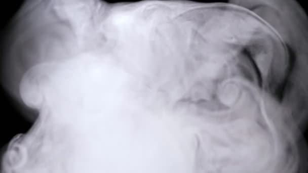 Dense aliran uap uap ke udara di ruang studio gelap — Stok Video