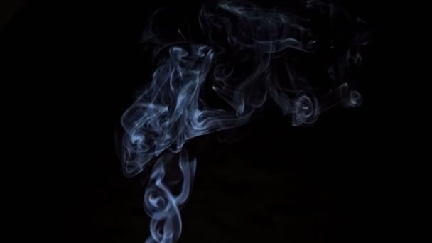El humo peligroso se levanta de la vela inextinguible en la habitación — Vídeos de Stock
