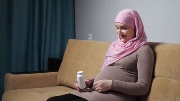 Incinta signora musulmana beve vitamina preparazione per il parto — Video Stock