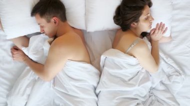 Genç bir çift, tartışmadan sonra uyur.