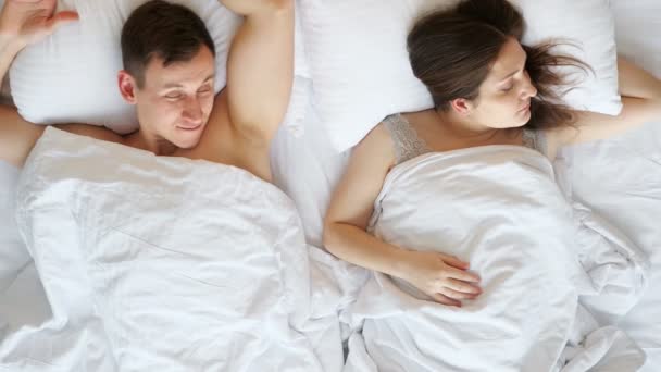 A fiatal pár reggel felébred, mosolyognak egymásra. — Stock videók