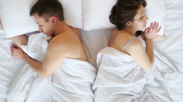 Junges Paar schläft nach Streit aus — Stockvideo