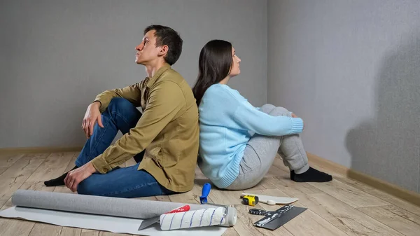 Jeune couple assis dans la chambre noire après la querelle sur les rénovations — Photo