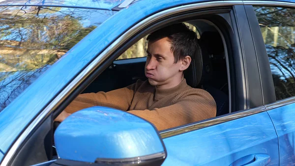 Homem motorista sente estresse e depressão da avaria do carro — Fotografia de Stock