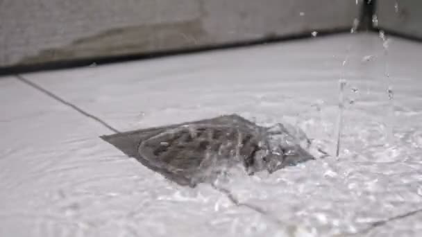 L'eau de la pomme de douche provoque une inondation due à un drain bouché — Video