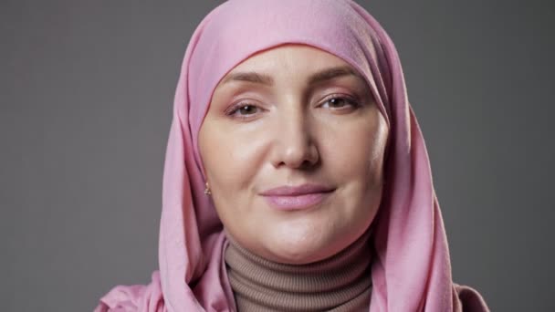 Femme portant hijab sourit largement regardant dans la caméra — Video