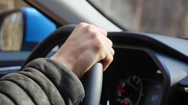 Homem dirige carro estrangeiro confiantemente ao longo da estrada passado floresta — Fotografia de Stock