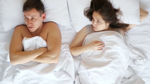 Casal marido e mulher discutem na cama e o homem se ofendeu — Vídeo de Stock