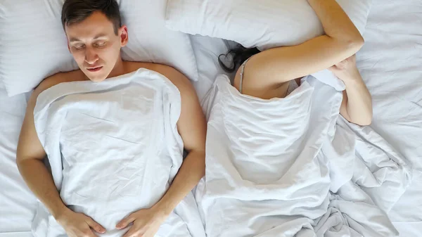 Mulher tenta dormir e acorda roncando marido na cama — Fotografia de Stock