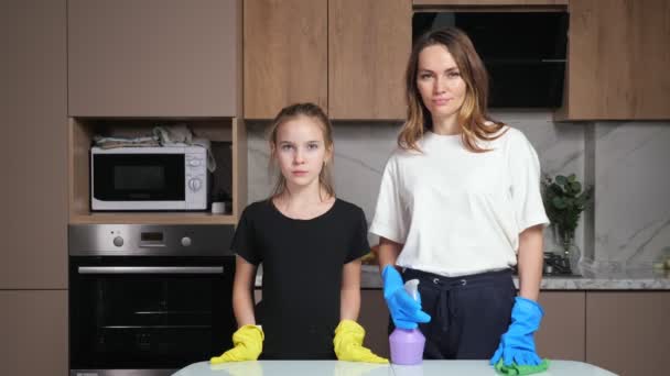 Madre e figlia con guanti si trovano vicino al tavolo in cucina — Video Stock