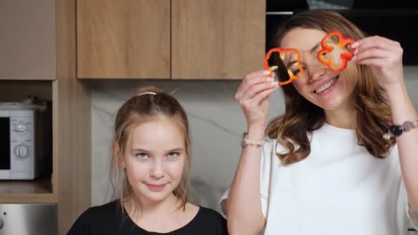 Mère et fille heureuses imitent les verres au poivron — Video