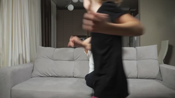 Madre consigue irritado de adolescente hija corriendo alrededor sofá — Vídeos de Stock
