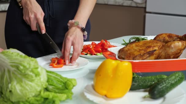 Kobieta gotuje obiad z pieczonym kurczakiem krojenie sałatki na talerzu — Wideo stockowe