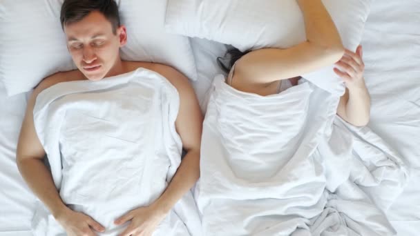 Mujer trata de dormir y despierta roncando marido en la cama — Vídeo de stock