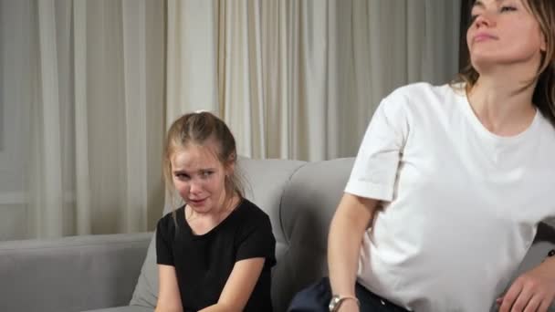 Tini lány panaszkodik sírni, míg anya megnyugtatja lánya — Stock videók