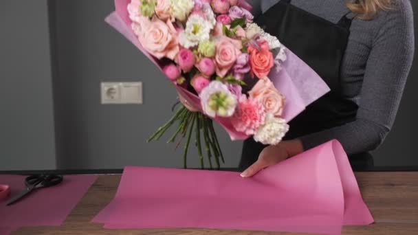 花屋の女性はバラとエレガントな結婚式の花束を作る — ストック動画